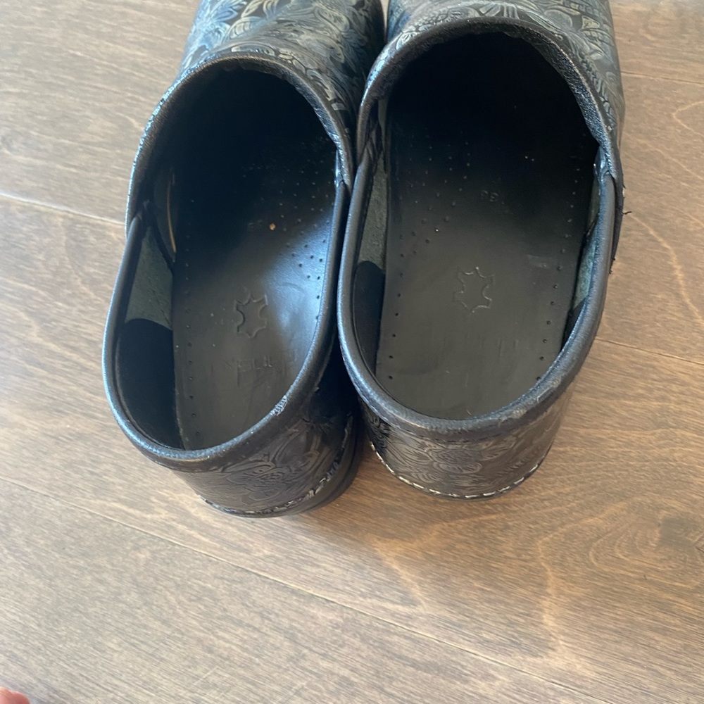 Dansko tooled embrossed floral black blue metallic professional woman’s … - Picture 9 of 12